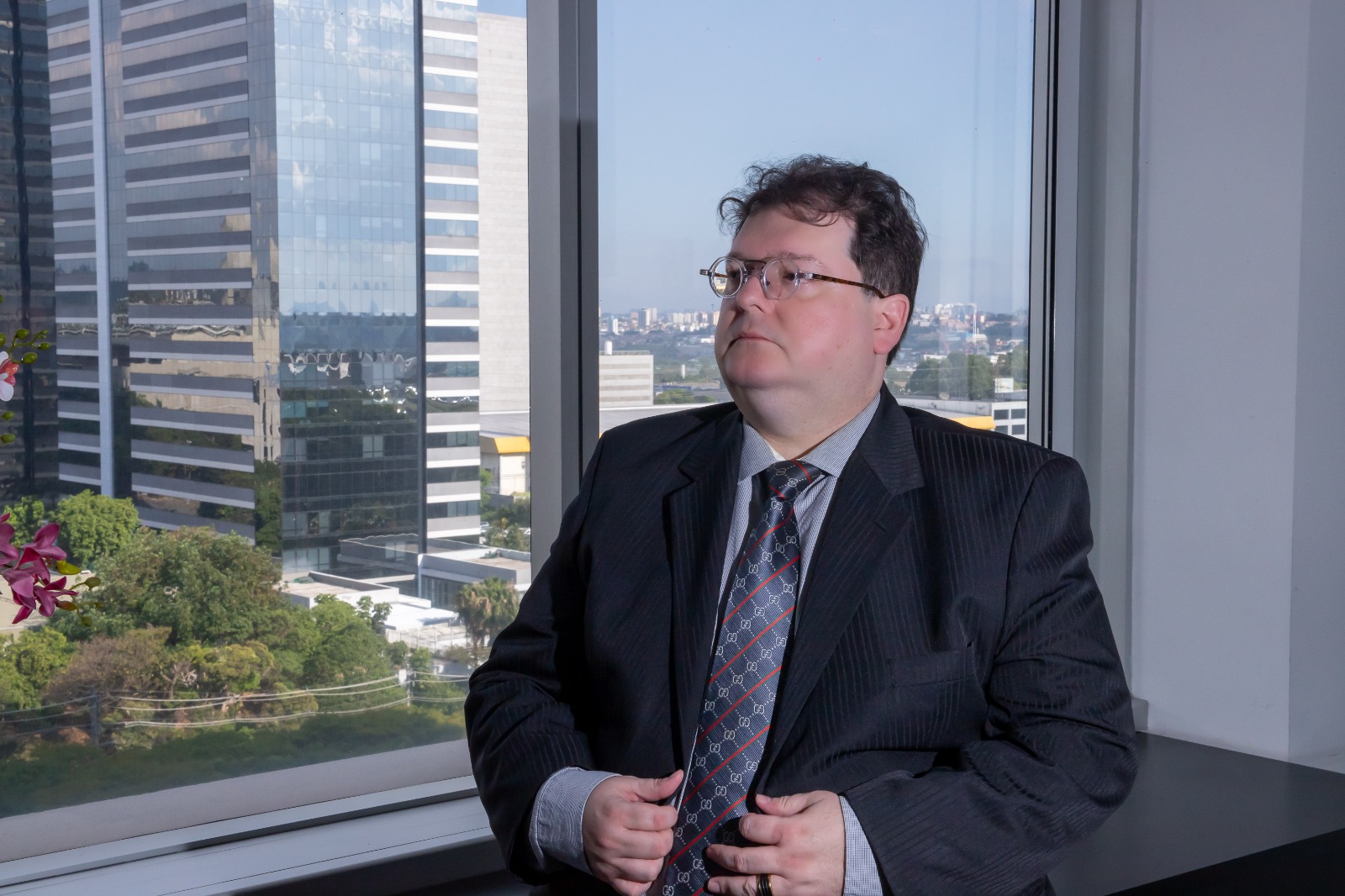 Marcelo Henrique de Carvalho diante de uma paisagem urbana